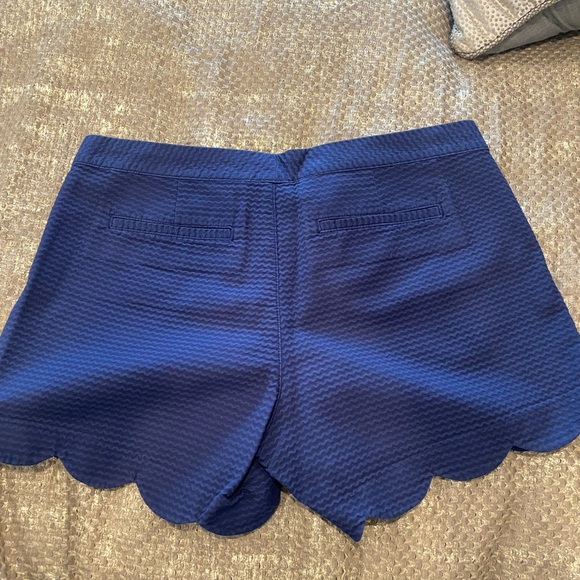 Lilly Pulitzer Scalloped short 5” inseam - Picture 2 of 2